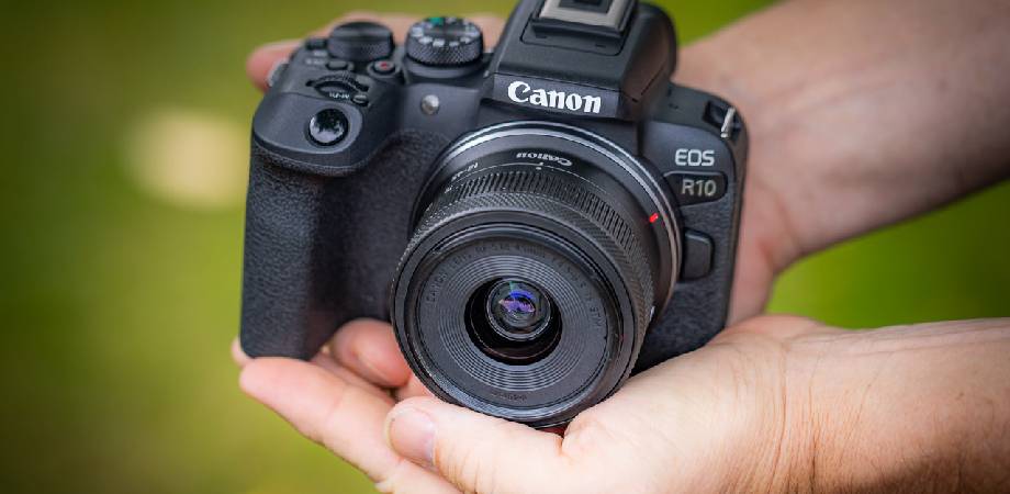 Canon EOS R50 Mirrorless Camera With 18-45mm Lens